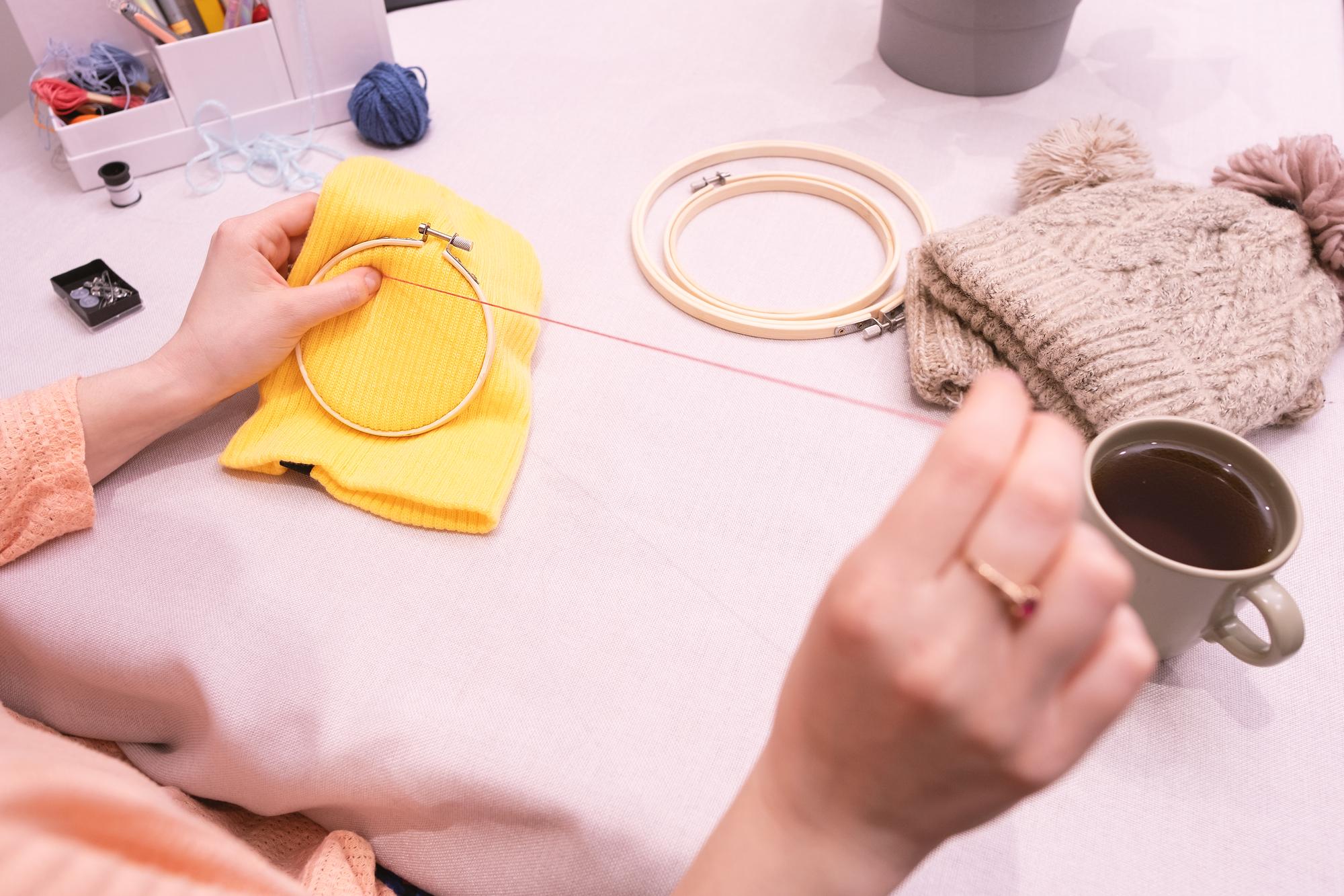 Tavolo da lavoro con telaio e filo per ricamo